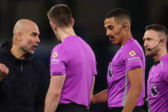 Pep Guardiola 'lèm bèm' về trọng tài sau chiến thắng của Man City